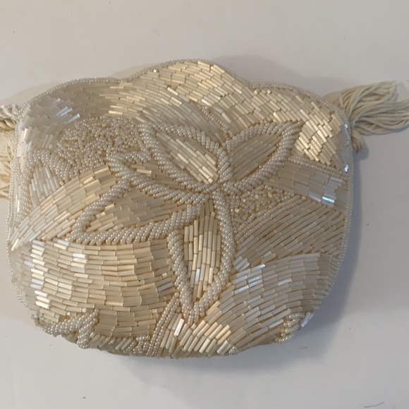 VINTAGE WHITE BEADED HANDBAG WITH SATIN BACK TASSELS AND SATIN CORD STRAP LINED - Picture 1 of 6